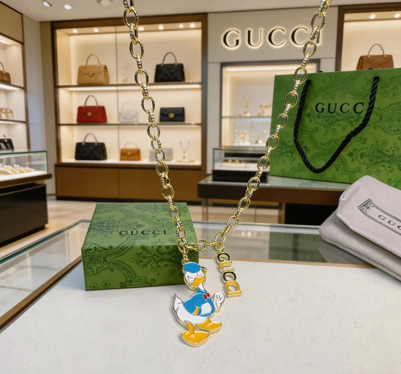 Gucci Donald Duck Enamel Charm Gold-Tone Collier 5