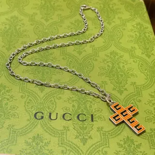 Collier Gucci émaillé Interlocking G Croix pendentif