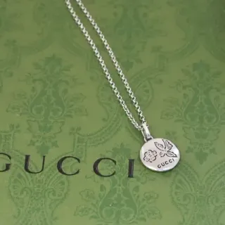 Gucci Collier avec Pendentif Floral et Papillon en Argent