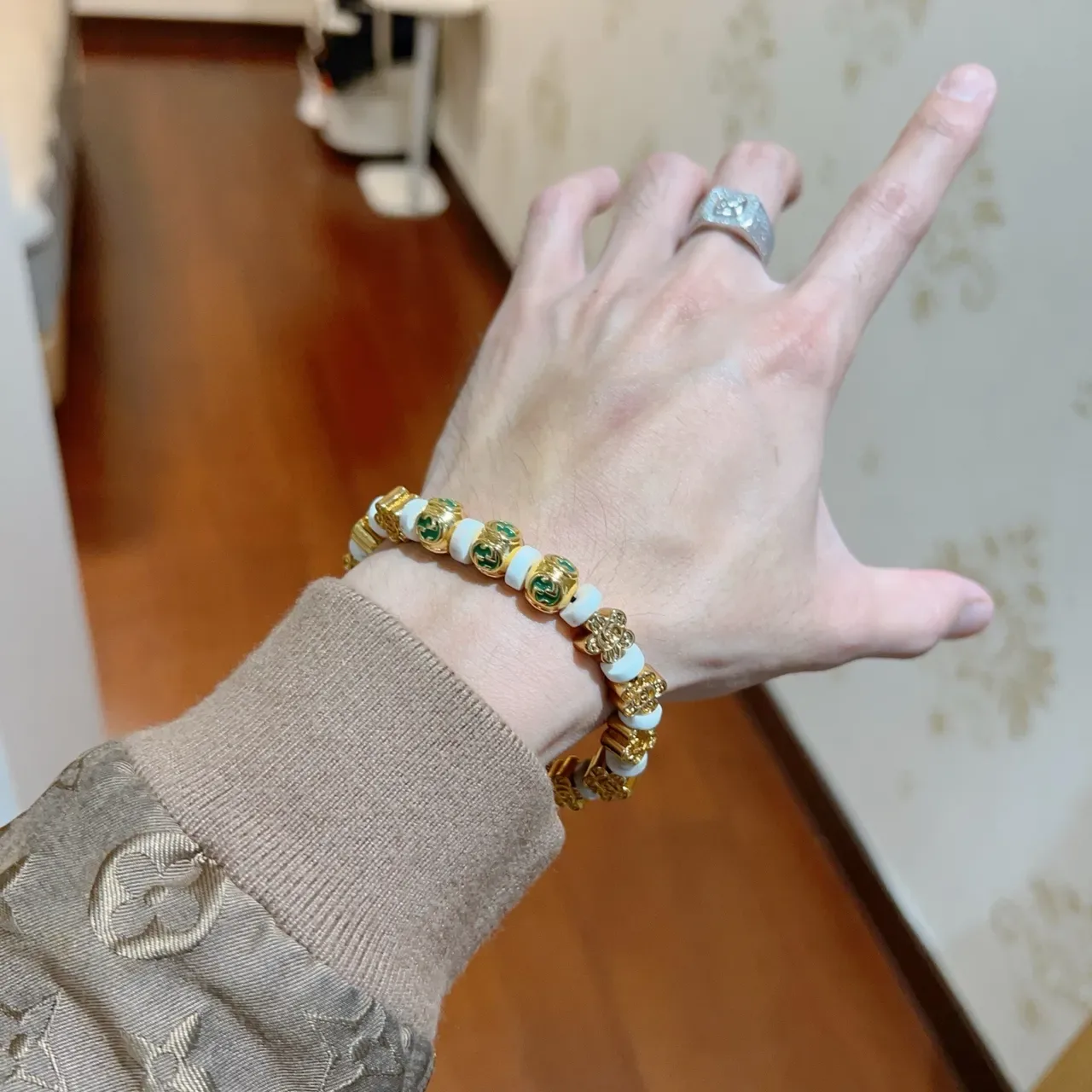 Gucci GG سوار خرز ذهبي أخضر معدني حجر أبيض 4