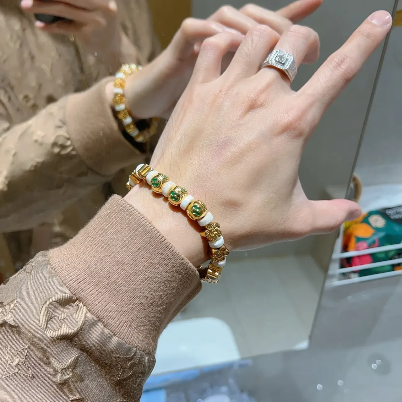Gucci GG سوار خرز ذهبي أخضر معدني حجر أبيض 7