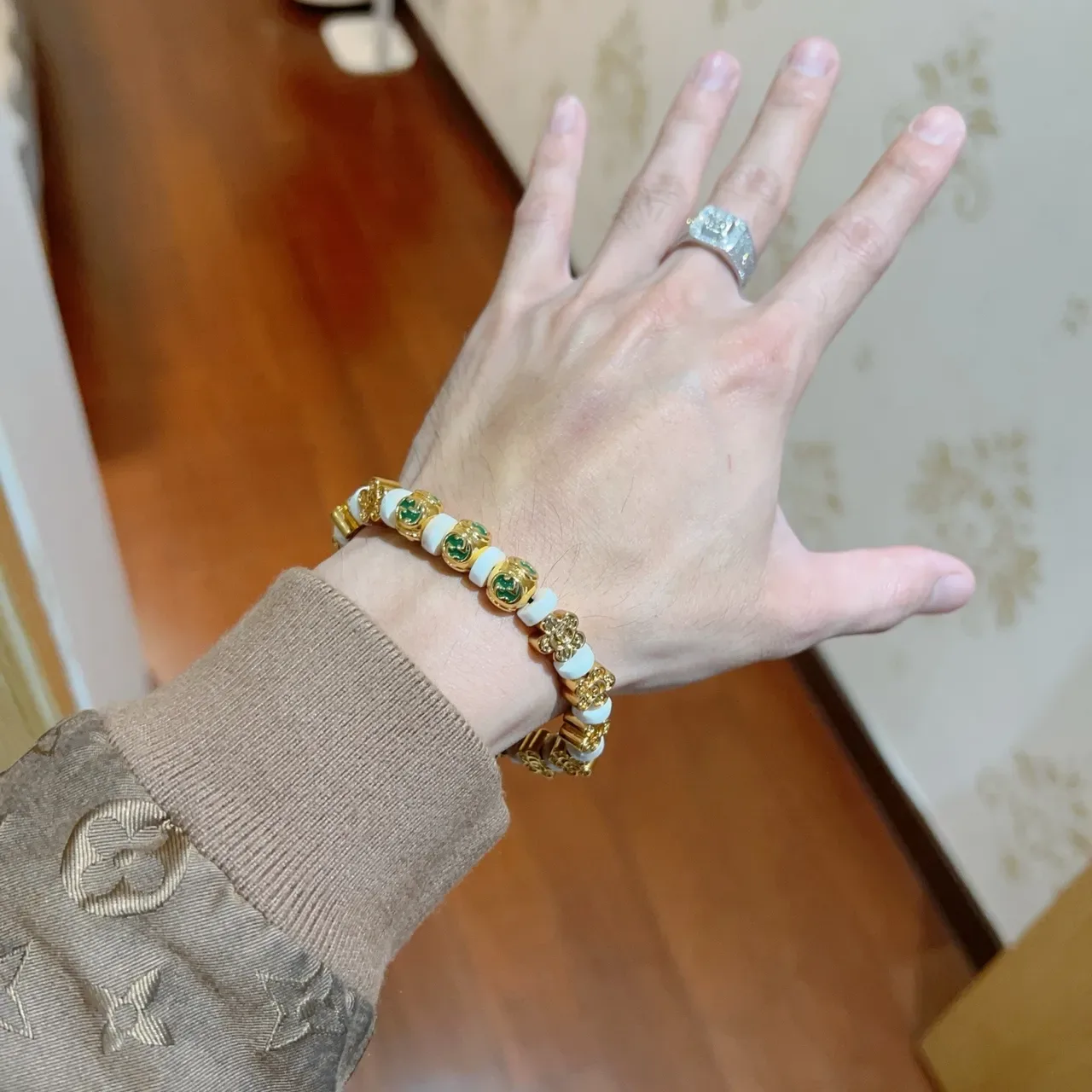 Gucci GG سوار خرز ذهبي أخضر معدني حجر أبيض 9