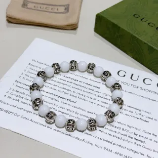 Gucci GG Marmont سوار خرز أبيض فضي نقش G متشابك سوار