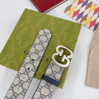 Gucci GG Marmont 米色和海军蓝印花皮革腰带