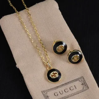 Gucci GG Marmont Collier pendentif circulaire noir or émail