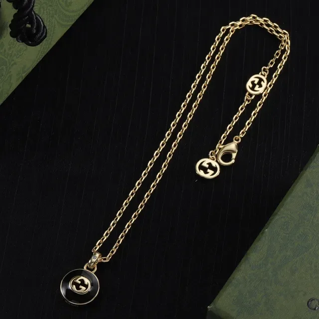 Gucci GG Marmont قلادة دائرية أسود وذهبي مينا 6