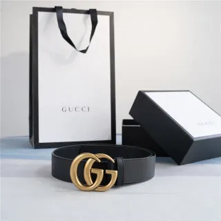Gucci GG Marmont Cinto de couro liso com fivela G entrelaçada preto e ouro