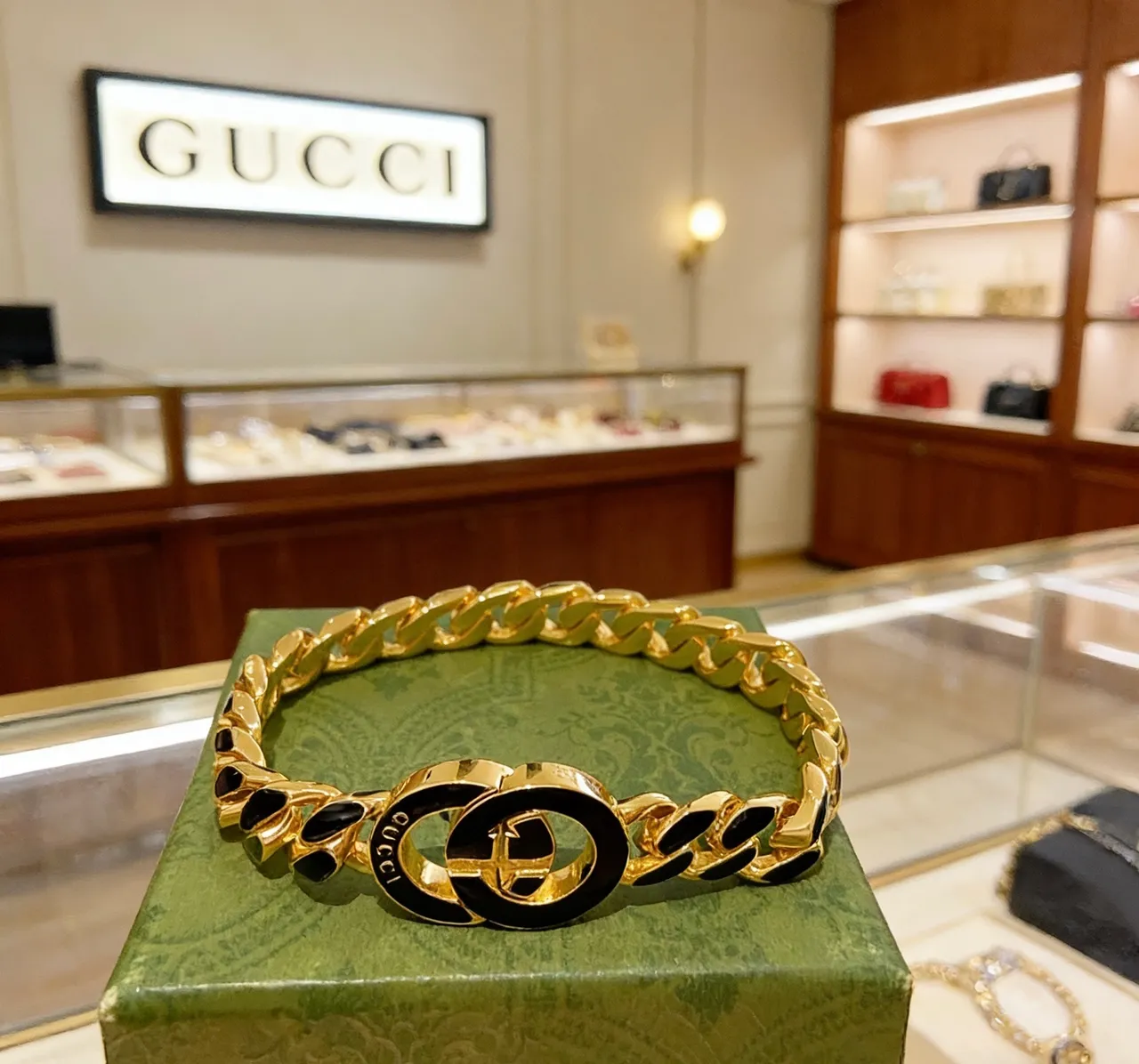 Gucci GG Marmont سوار بلون ذهبي وأسود مينا سلسلة كرب 3