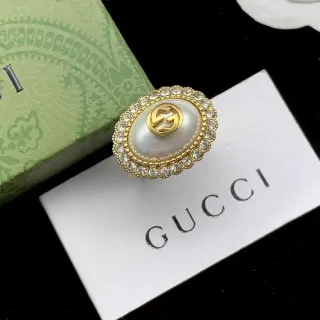 Gucci GG Marmont सोने की सफेद अंडाकार मोती केंद्र क्रिस्टल जड़ित हेलो रिंग
