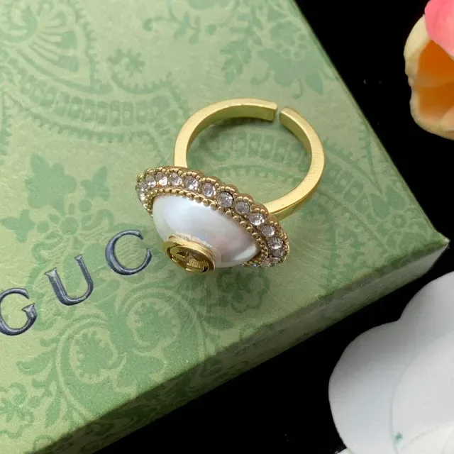 Gucci GG Marmont सोने की सफेद अंडाकार मोती केंद्र क्रिस्टल जड़ित हेलो रिंग 3