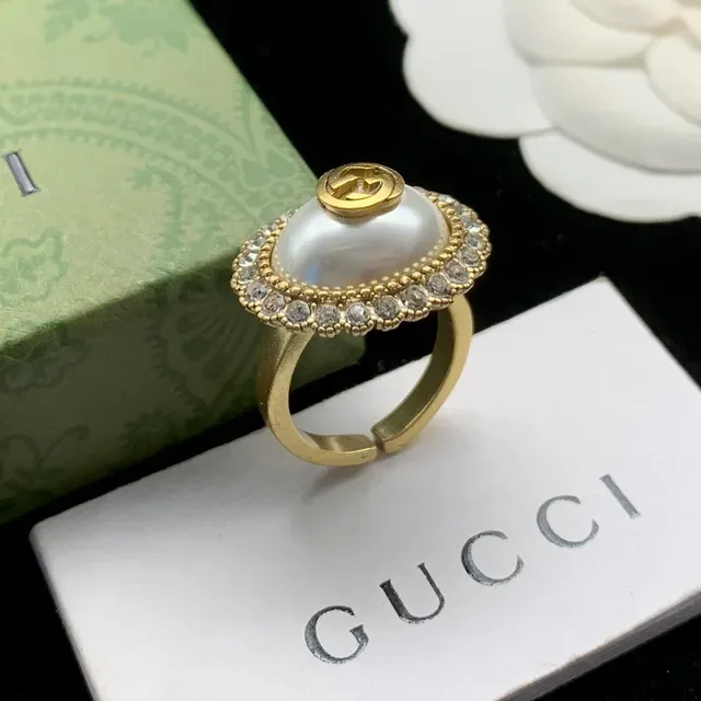 Gucci GG Marmont सोने की सफेद अंडाकार मोती केंद्र क्रिस्टल जड़ित हेलो रिंग 6