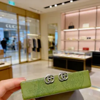 Gucci GG Marmont أقراط خضراء فضية مع شعار GG المزدوج المتداخل