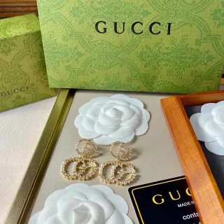 Gucci GG Marmont أقراط قطرة اللؤلؤي والكريستال