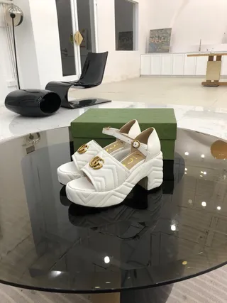 Gucci GG Marmont Sandales Gladiator matelassées blanches 2