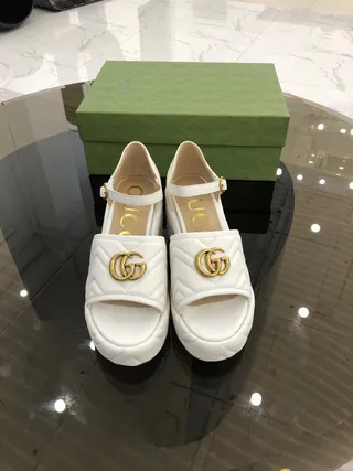 Gucci GG Marmont Sandales Gladiator matelassées blanches 3