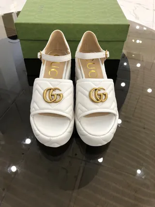 Gucci GG Marmont Sandales Gladiator matelassées blanches 5