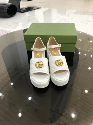 Gucci GG Marmont Sandales Gladiator matelassées blanches 7