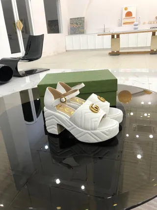 Gucci GG Marmont Sandales Gladiator matelassées blanches 8