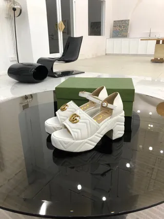 Gucci GG Marmont Sandales Gladiator matelassées blanches 9