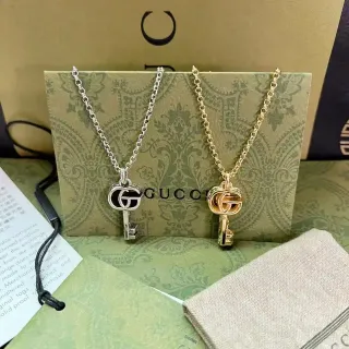 Collier Gucci GG Marmont Argent et Or Pendentif en forme de clé Interlocking Logo Double G