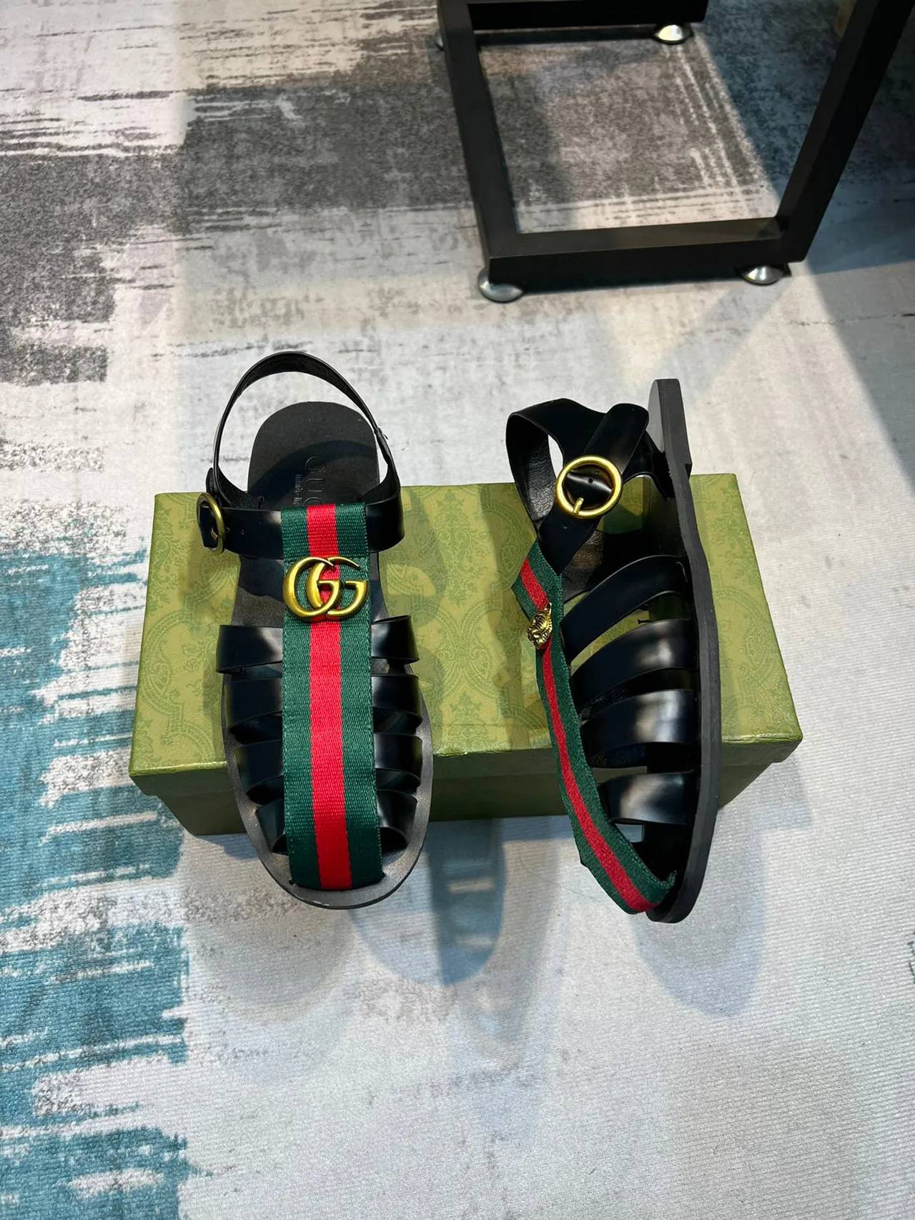 Gucci صندل جلادياتور أسود أخضر حزام مسطح صندل جلادياتور 4