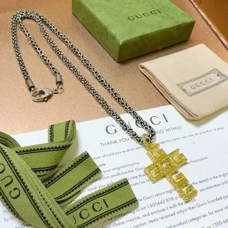 Gucci Collier avec pendentif croix Interlocking-G de tono doré