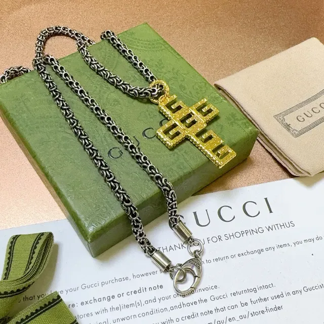 Gucci Collar con Colgante de Cruz Interlocking-G de tono dorado 3