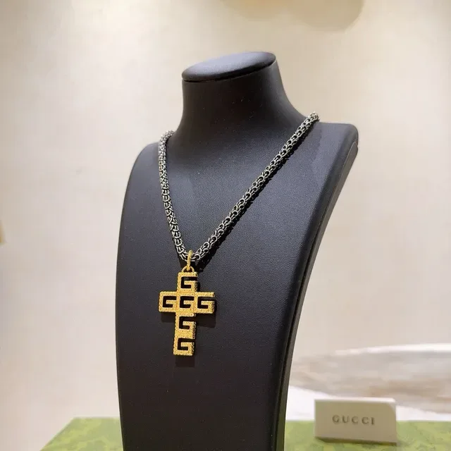 Gucci Collar con Colgante de Cruz Interlocking-G de tono dorado 4