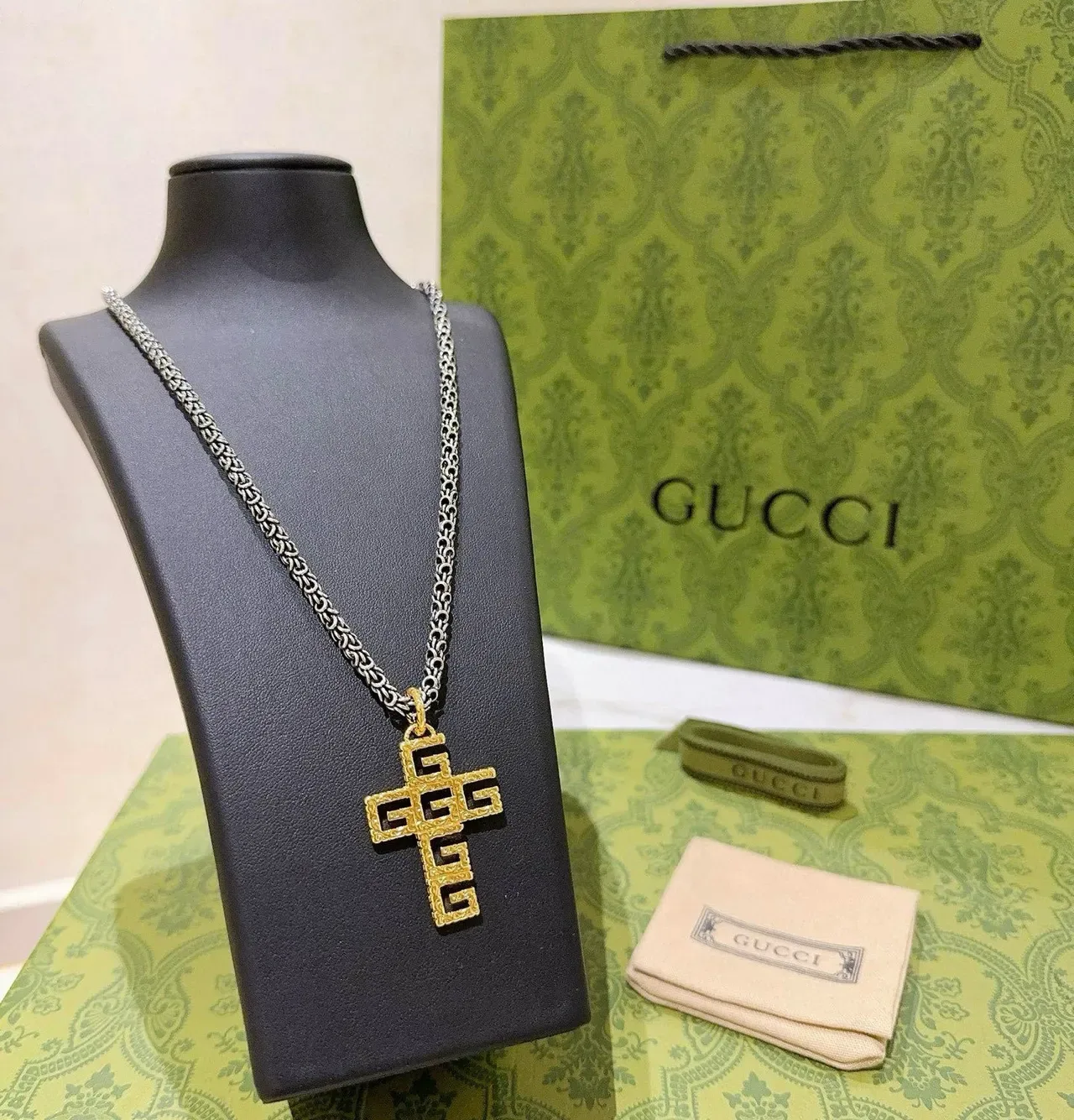 Gucci Collar con Colgante de Cruz Interlocking-G de tono dorado 5
