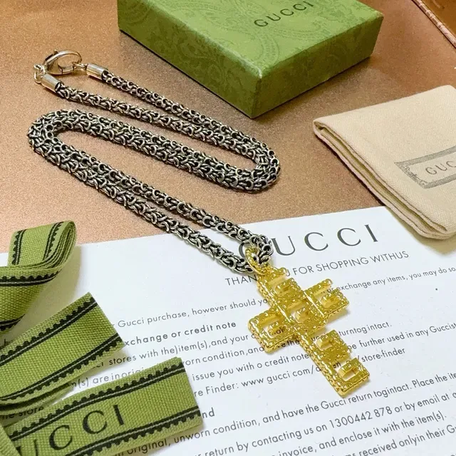 Gucci Collar con Colgante de Cruz Interlocking-G de tono dorado 7