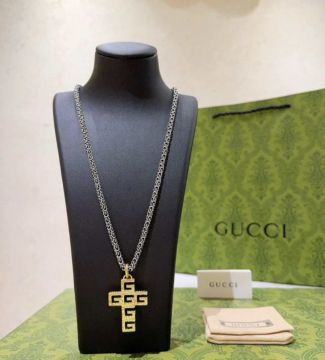 Gucci Collar con Colgante de Cruz Interlocking-G de tono dorado 9
