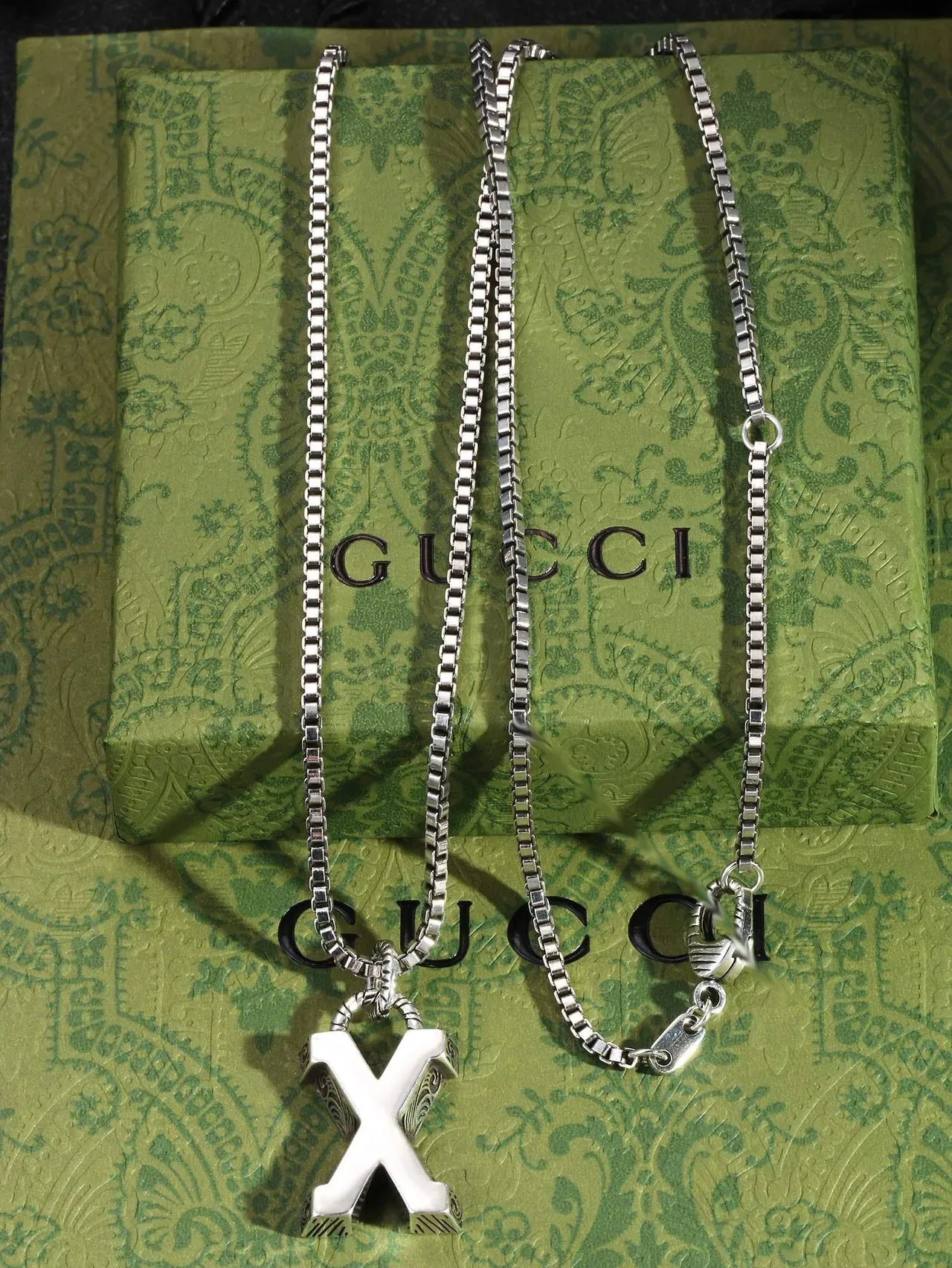 Gucci Horsebit 1955 银白色盒链搪瓷字母吊坠项链 2