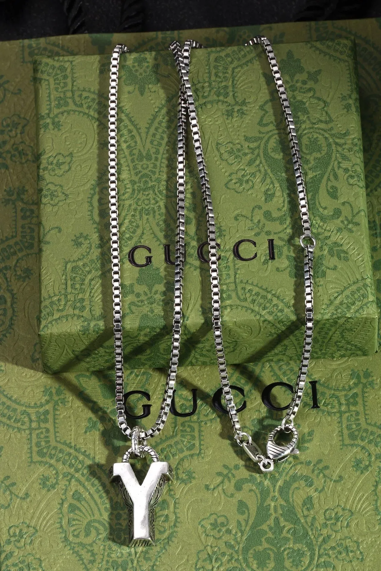 Gucci Horsebit 1955 银白色盒链搪瓷字母吊坠项链 4