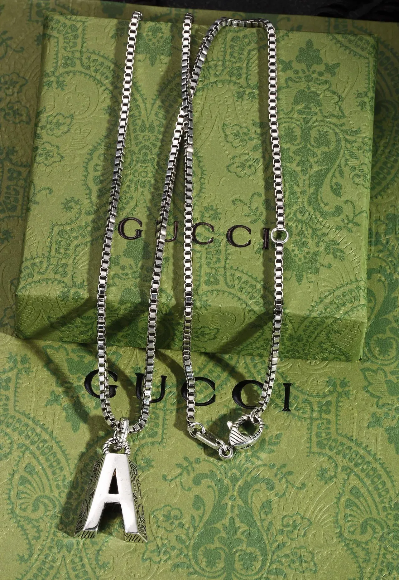 Gucci Horsebit 1955 银白色盒链搪瓷字母吊坠项链 5
