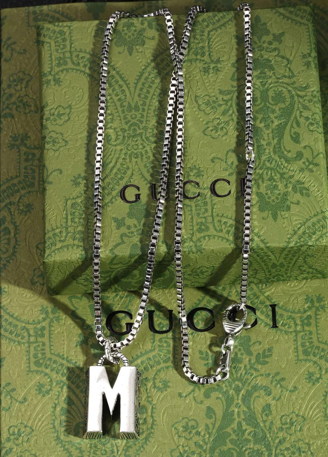Gucci Horsebit 1955 银白色盒链搪瓷字母吊坠项链 6