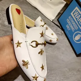 Gucci Horsebit 1955 白色皮革金色蜜蜂星星刺绣乐福鞋