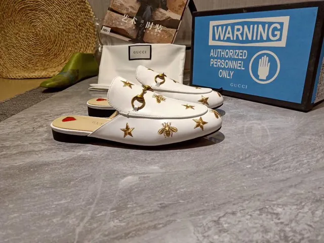 Gucci Horsebit 1955 جلد أبيض ذهبي نحلة نجم مطرز مكاسين 4