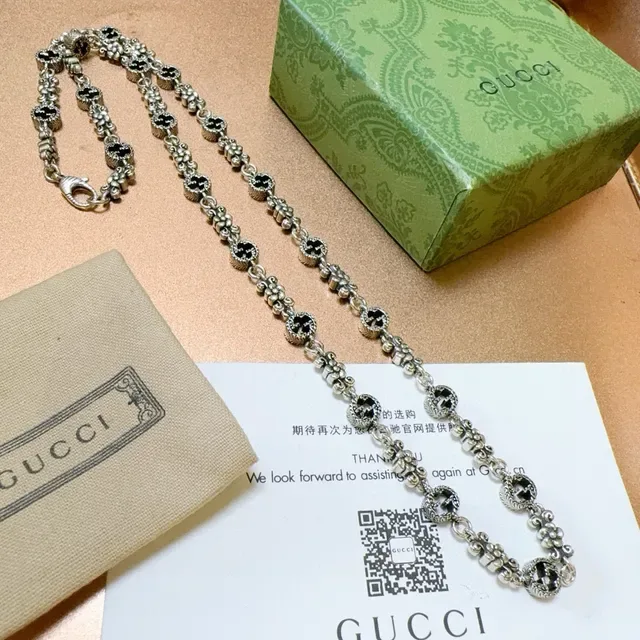 Gucci Interlocking G سلسلة نقش زهور لون فضي 3