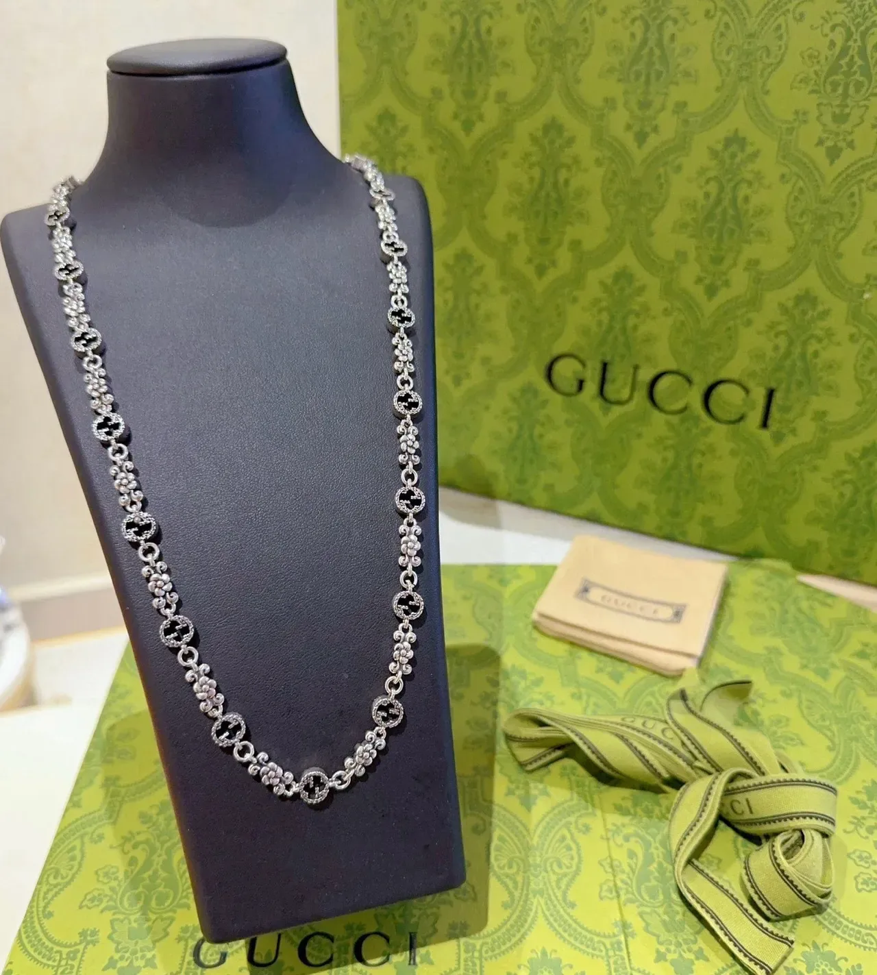 Gucci Interlocking G سلسلة نقش زهور لون فضي 4
