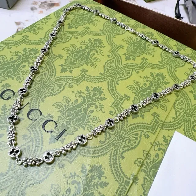 Gucci Interlocking G سلسلة نقش زهور لون فضي 6