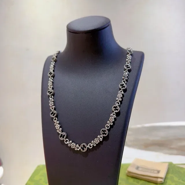 Gucci Interlocking G سلسلة نقش زهور لون فضي 9