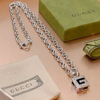 Gucci Interlocking G collier pendentif carré
