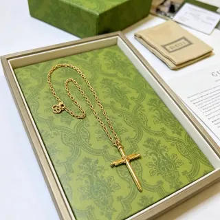 Gucci तलোয়ার ক্রস বাঁধা সোনালি হার