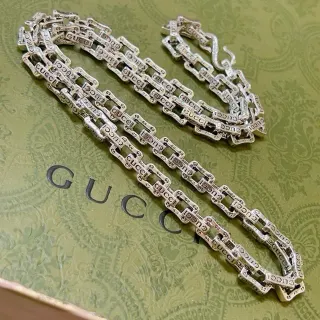 Collier Gucci Chaîne Logo Argentée Maillons Rectangulaires Embossés Style Curb