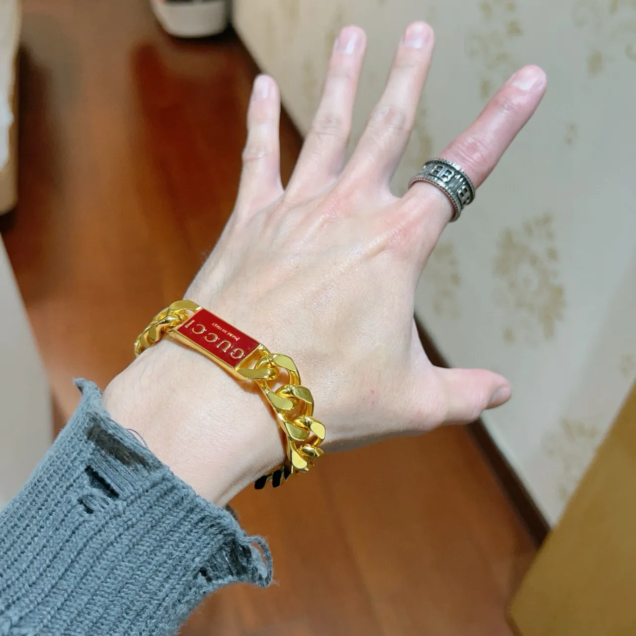 Gucci Placa de Logo Curb-Link de Tono Dorado con Esmalte Rojo Pulsera 2