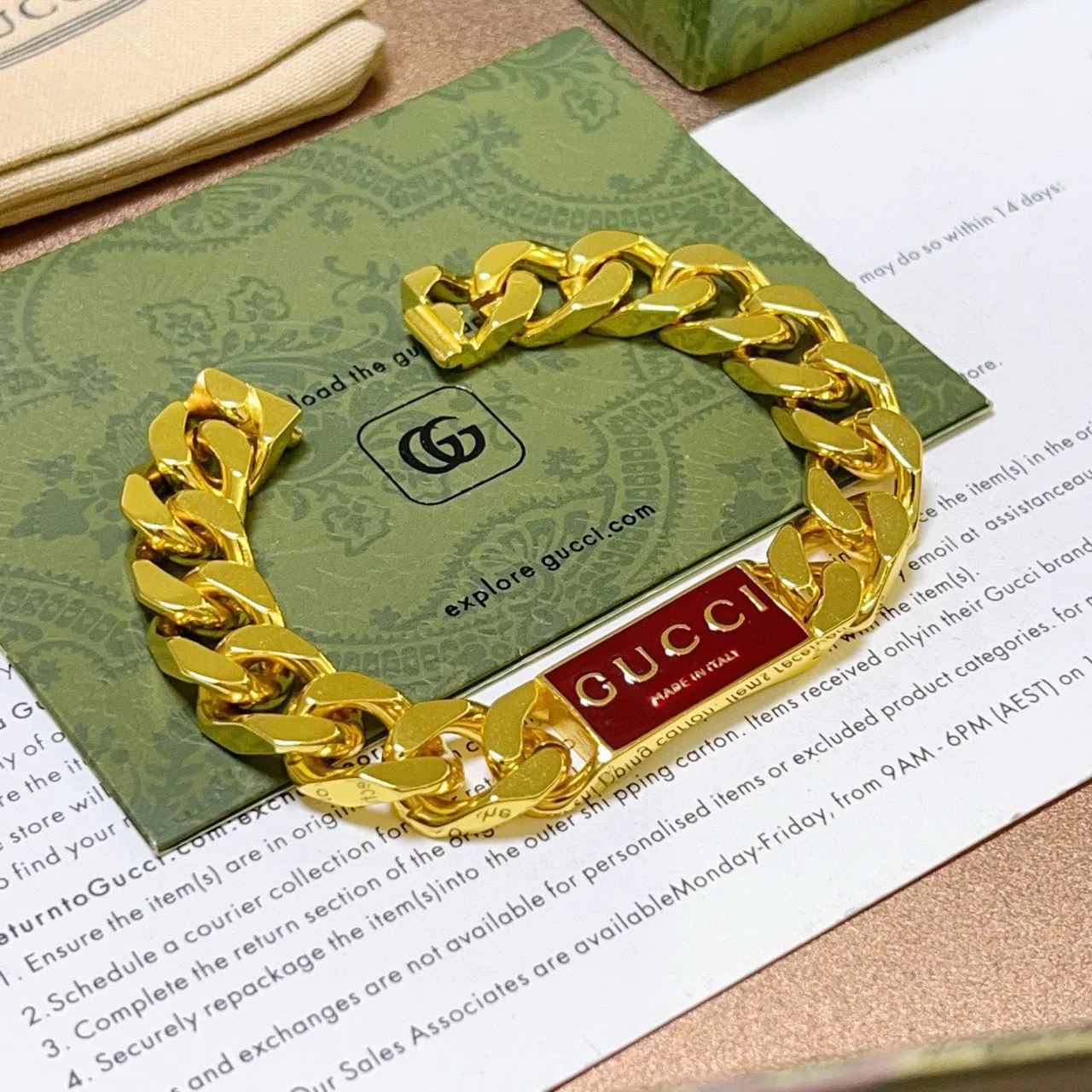 Gucci Placa de Logo Curb-Link de Tono Dorado con Esmalte Rojo Pulsera 4