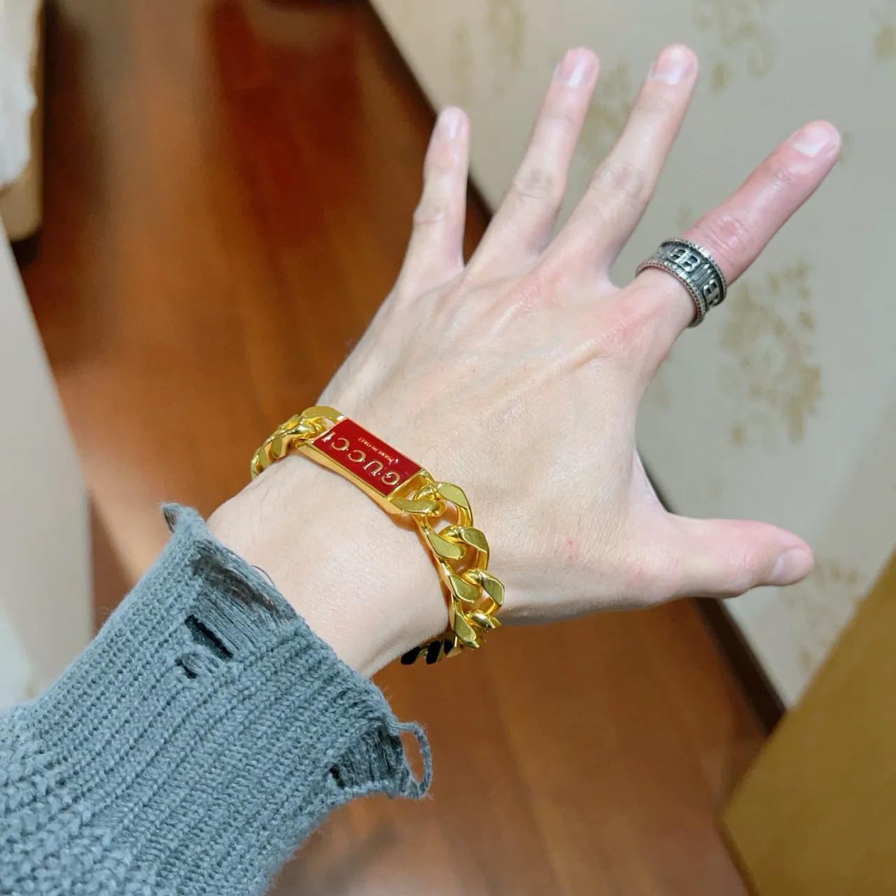 Gucci Placa de Logo Curb-Link de Tono Dorado con Esmalte Rojo Pulsera 5