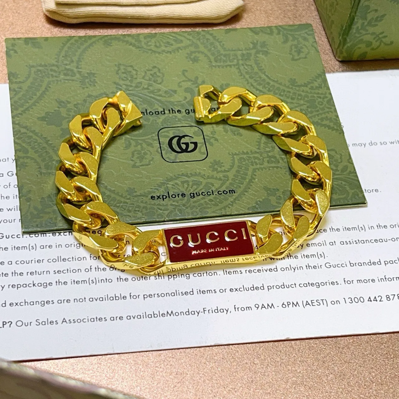 Gucci Placa de Logo Curb-Link de Tono Dorado con Esmalte Rojo Pulsera 7