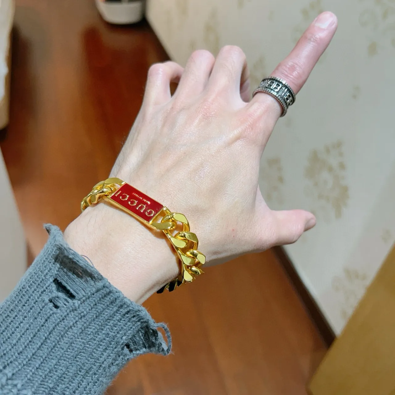 Gucci Placa de Logo Curb-Link de Tono Dorado con Esmalte Rojo Pulsera 8