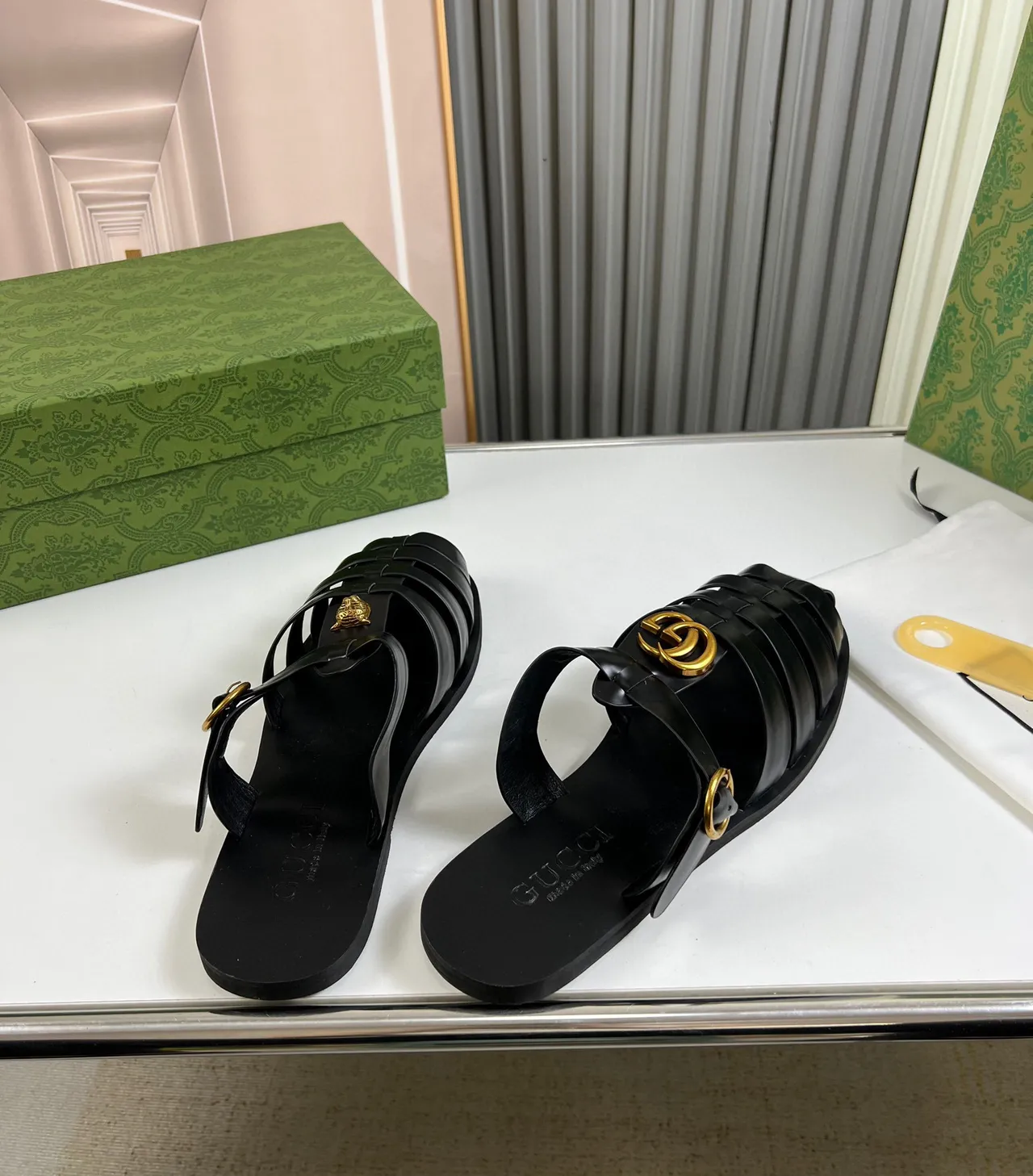 Gucci ميدوزا جلادياتور صندل أسود ذهبي متعدد الحزام رأس الأجهزة صندل جلادياتور 6